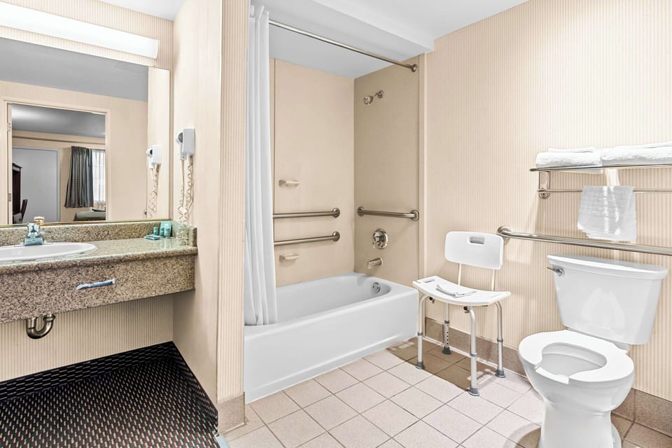Standard Room, 1 King Bed, Accessible, Bathtub | Bathroom | Combined shower/tub, free toiletries, hair dryer, towels