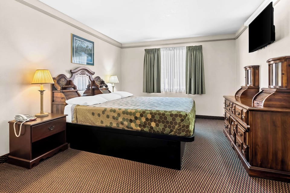 Standard Room, 1 King Bed, Non Smoking, Refrigerator & Microwave | Desk, laptop workspace, blackout drapes, iron/ironing board