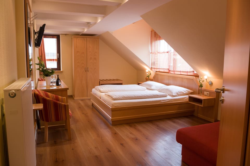 Comfort Room | Desk, blackout drapes, free WiFi