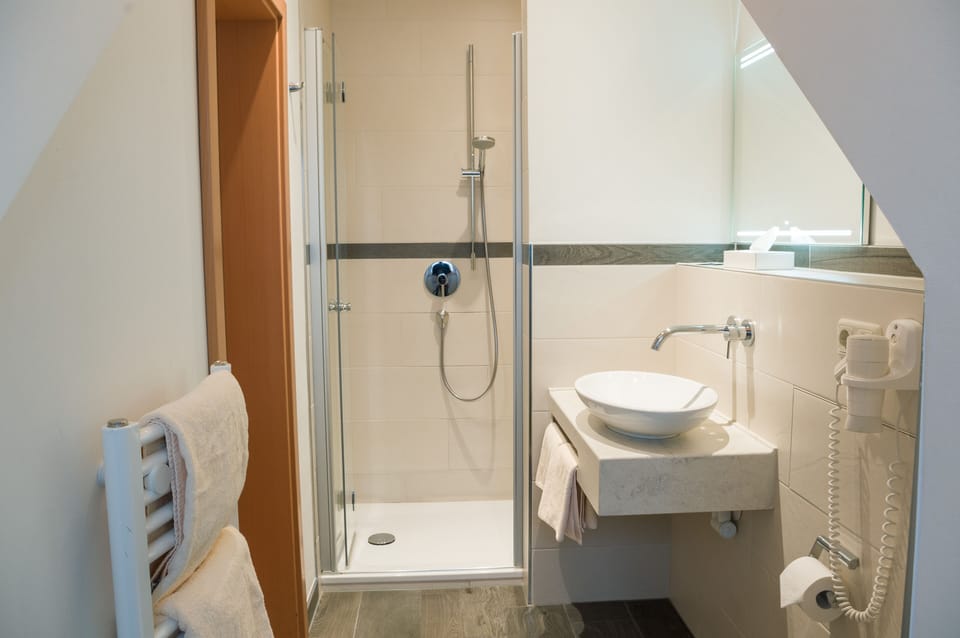 Comfort Triple Room | Bathroom | Hair dryer