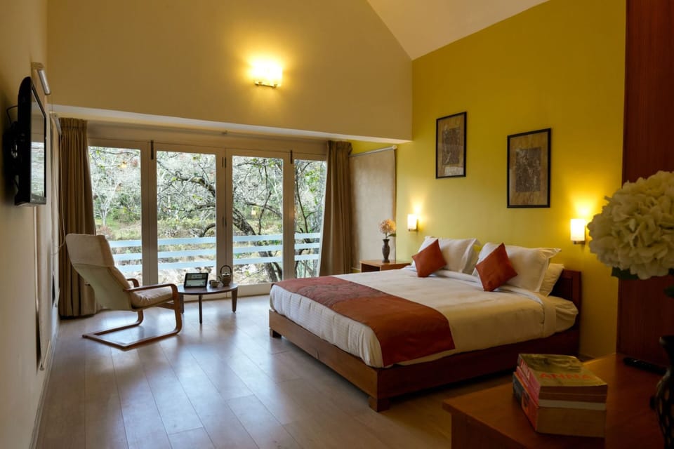 Premium bedding, desk, blackout drapes, free WiFi