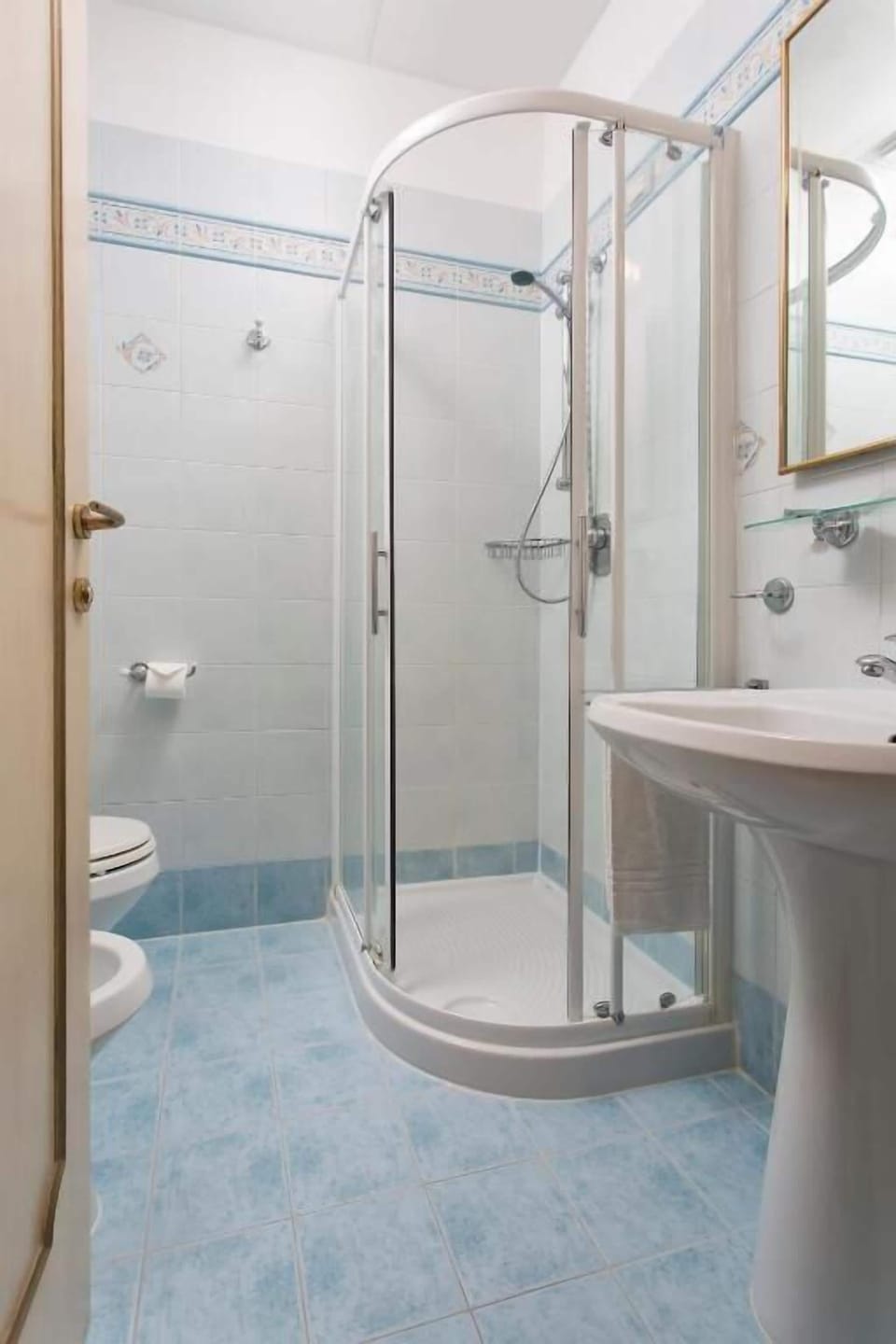 Shower, free toiletries, hair dryer, bidet