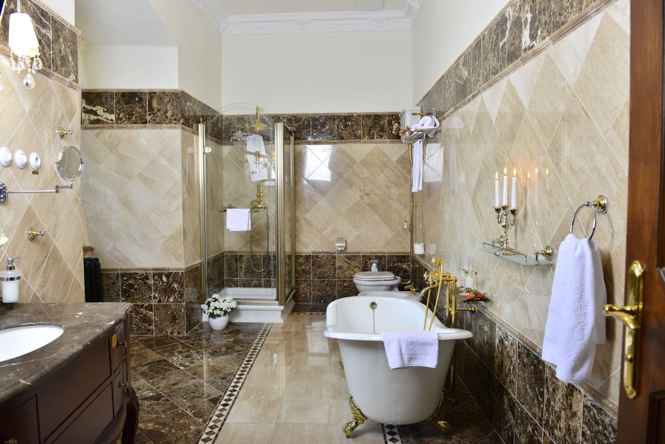 Deluxe Apartment | Bathroom | Hair dryer, bathrobes, slippers, towels