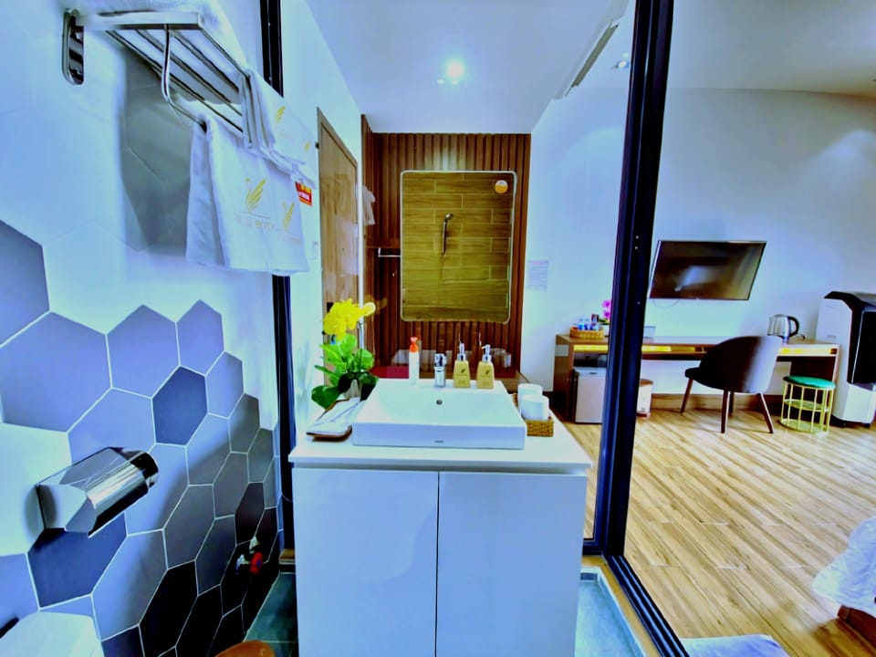 Deluxe Triple Room | Bathroom | Rainfall showerhead, designer toiletries, hair dryer, slippers