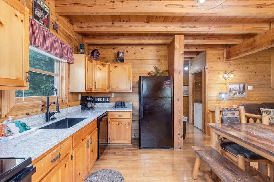 Cabin, 3 Bedrooms | Private kitchen | Fridge, oven, coffee/tea maker, toaster