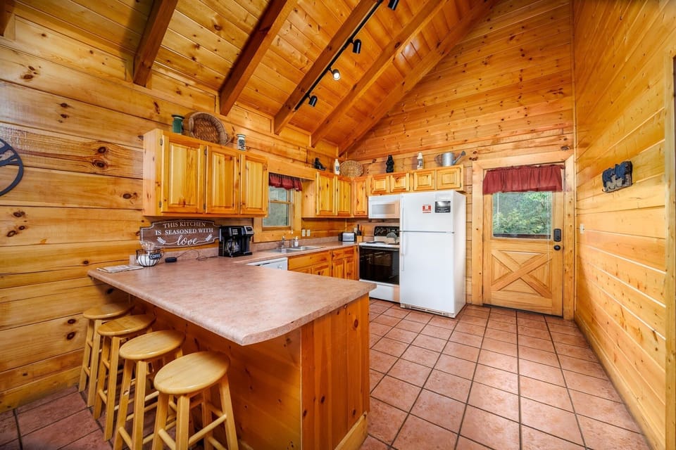 Cabin, 2 Bedrooms | Private kitchen | Fridge, oven, coffee/tea maker, toaster