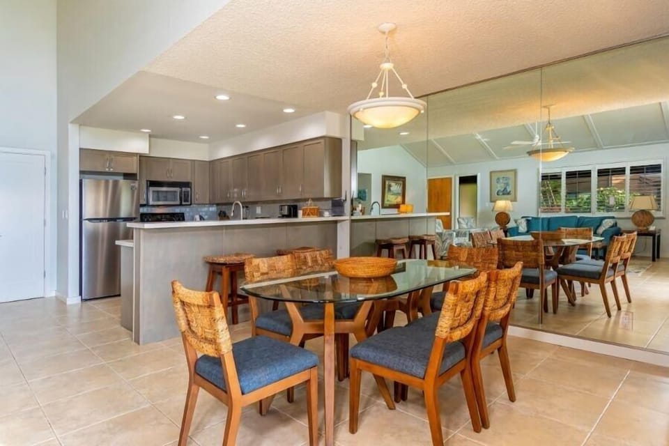 Condo, 2 Bedrooms | Dining