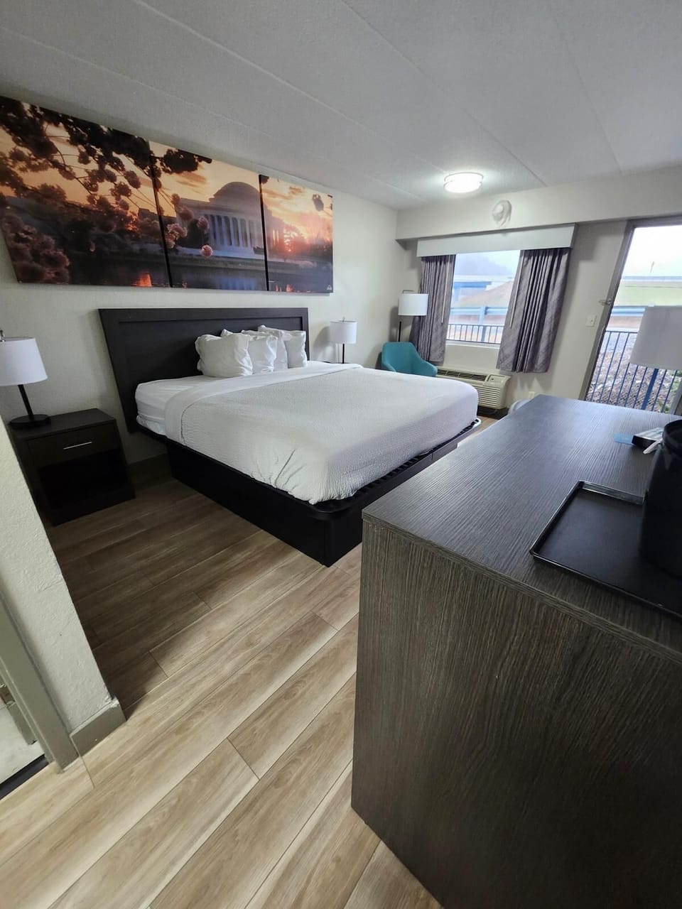 Premium bedding, desk, WiFi (free), bed sheets