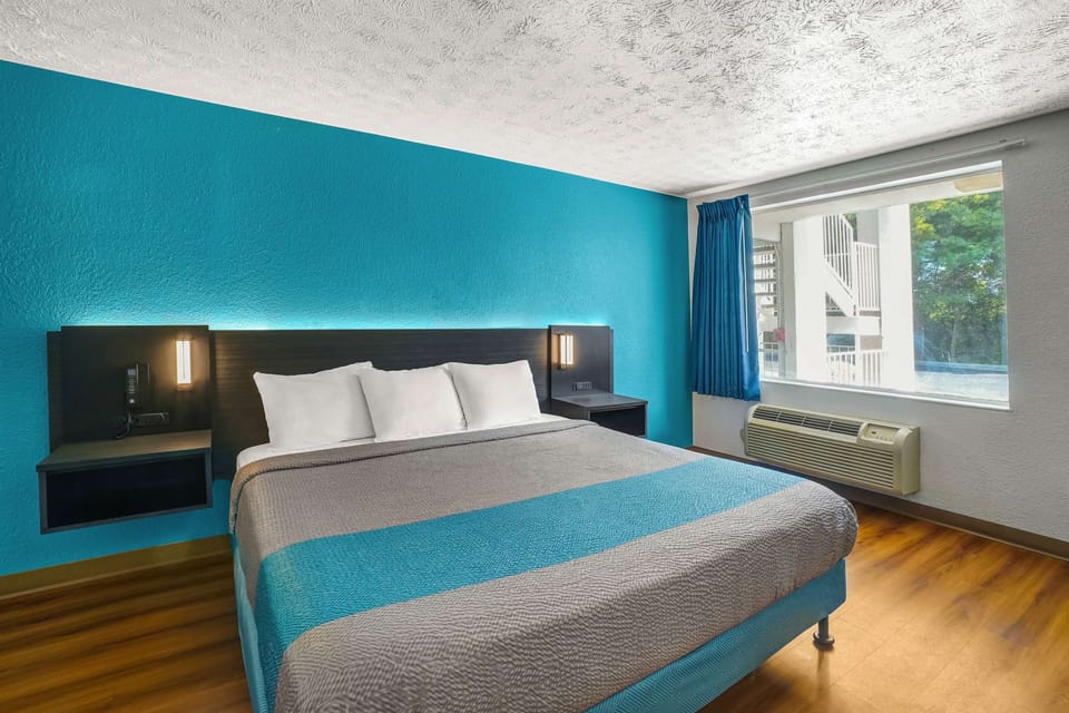 Standard Room, 1 King Bed, Non Smoking | Blackout drapes, iron/ironing board, free WiFi, bed sheets