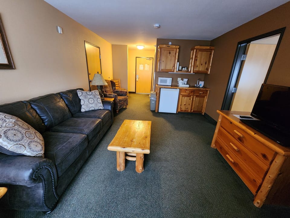 Suite | Blackout drapes, iron/ironing board, free WiFi, bed sheets