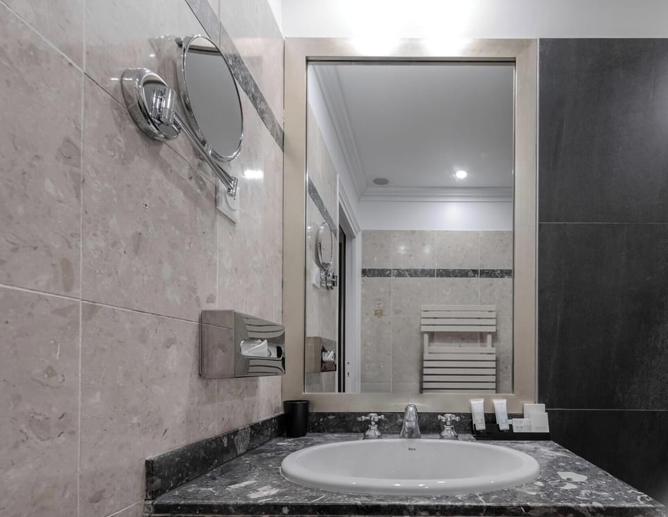 Superior Double Room | Bathroom | Rainfall showerhead, hair dryer, towels