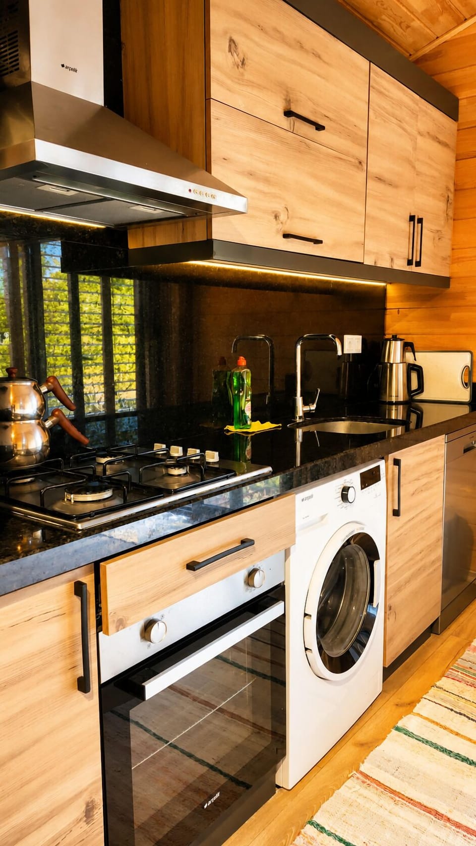 Full-size fridge, microwave, oven, dishwasher