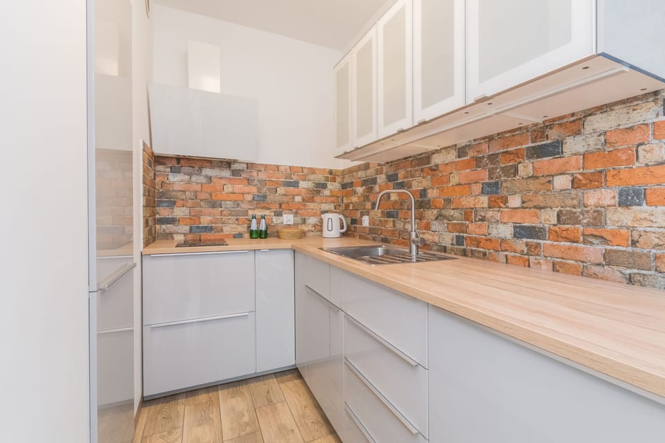 Deluxe Apartment | Private kitchen | Fridge, stovetop, coffee/tea maker, cookware/dishes/utensils