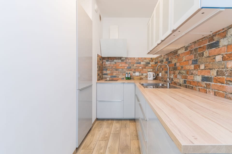Deluxe Apartment | Private kitchen | Fridge, stovetop, coffee/tea maker, cookware/dishes/utensils