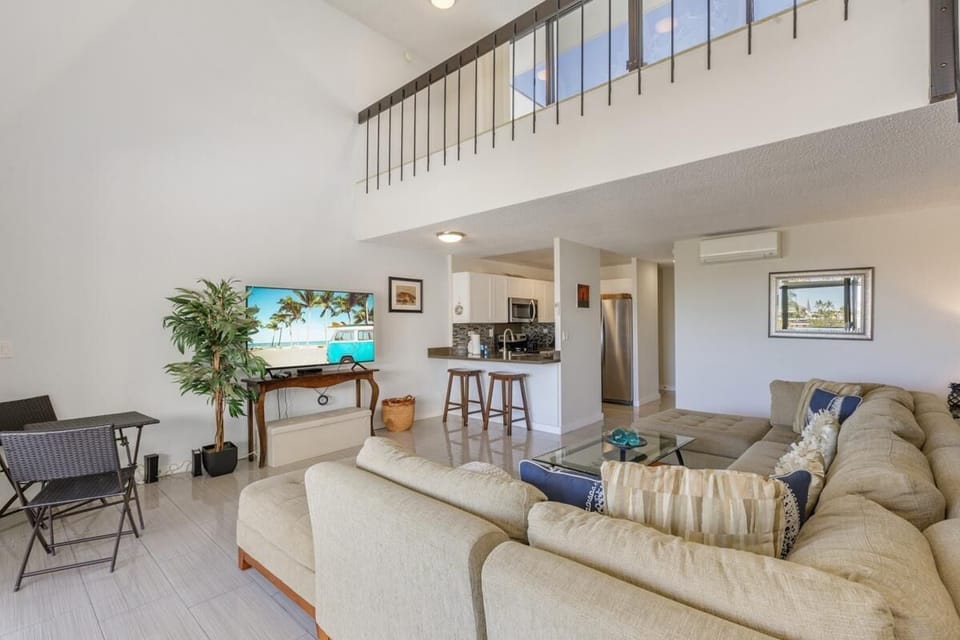 Condo, 1 King Bed with Sofa bed (Kona Alii 707) | Living area
