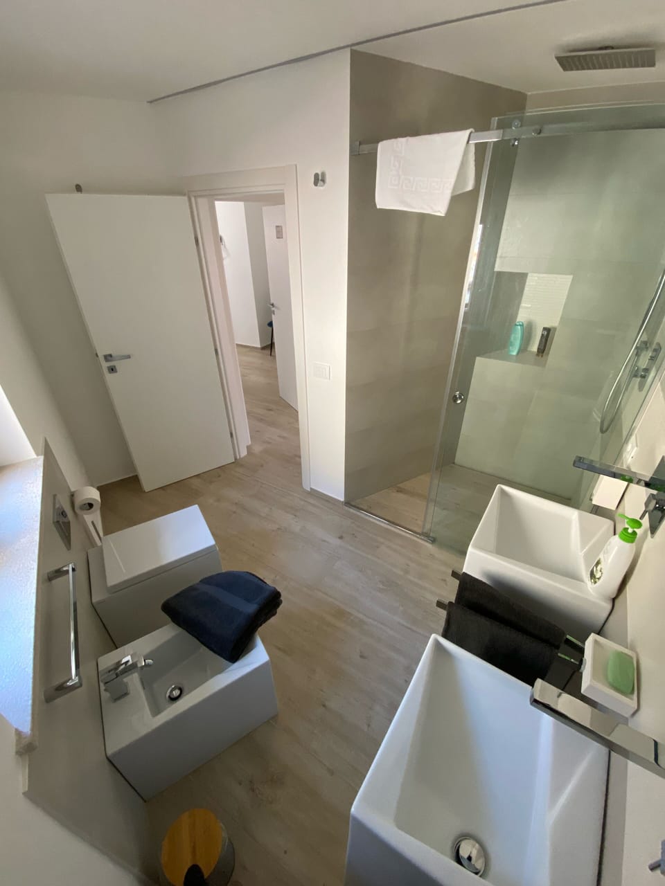 Comfort Double Room | Bathroom | Free toiletries, hair dryer, bidet, towels