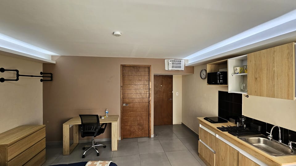 Deluxe Suite | Private kitchen | Blender, cleaning supplies