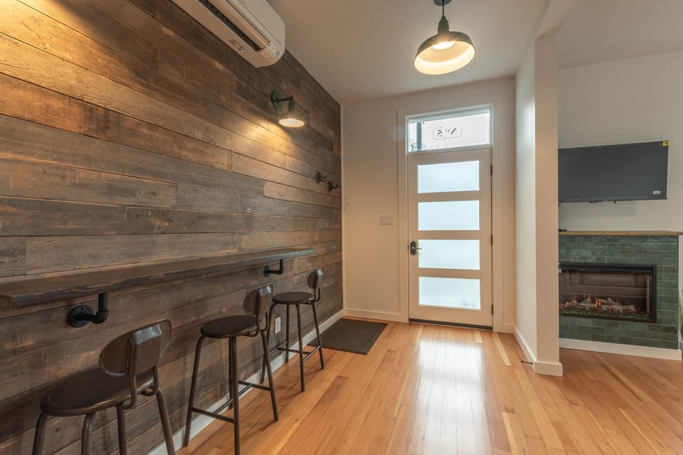 Suite, Kitchenette | Living area | Fireplace