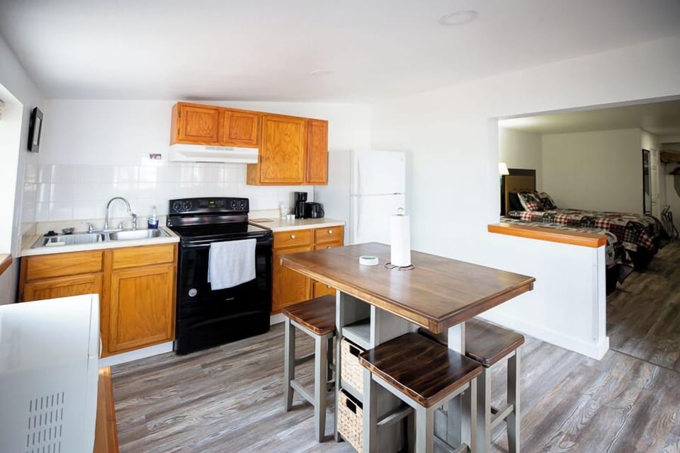 Studio Suite, 2 Queen Beds, Kitchen, River View | Blackout drapes, iron/ironing board, free WiFi, bed sheets