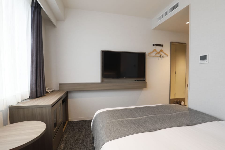 Basic Single Room, 1 Bedroom | In-room safe, desk, laptop workspace, blackout drapes