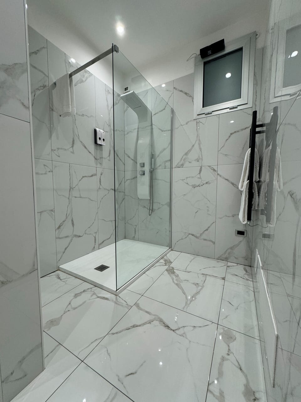 Berlin Room | Bathroom | Hair dryer, bidet, towels