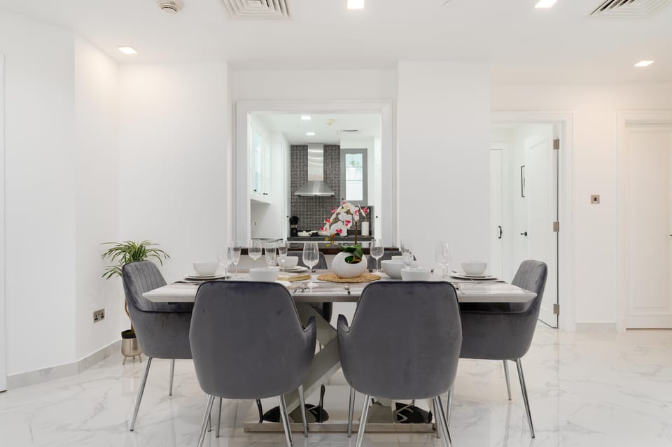 Elite Apartment, Balcony, City View | Dining room