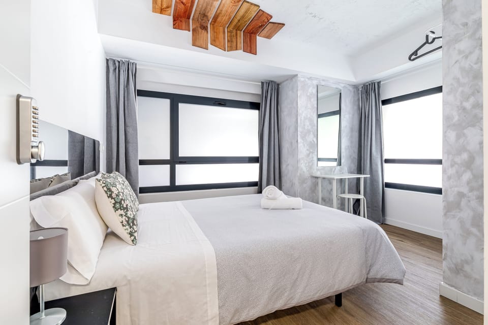 Basic Double Room, Non Smoking, Shared Bathroom | Free WiFi, bed sheets