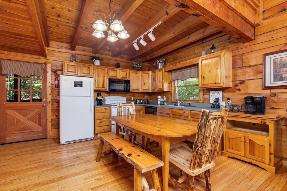 Cabin, 4 Bedrooms | Private kitchen | Coffee/tea maker, fridge, oven, toaster