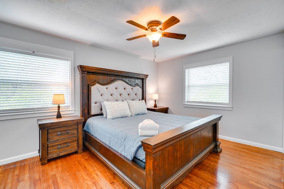 Updated Home: Central Oak Ridge Location Cottage in Oak Ridge