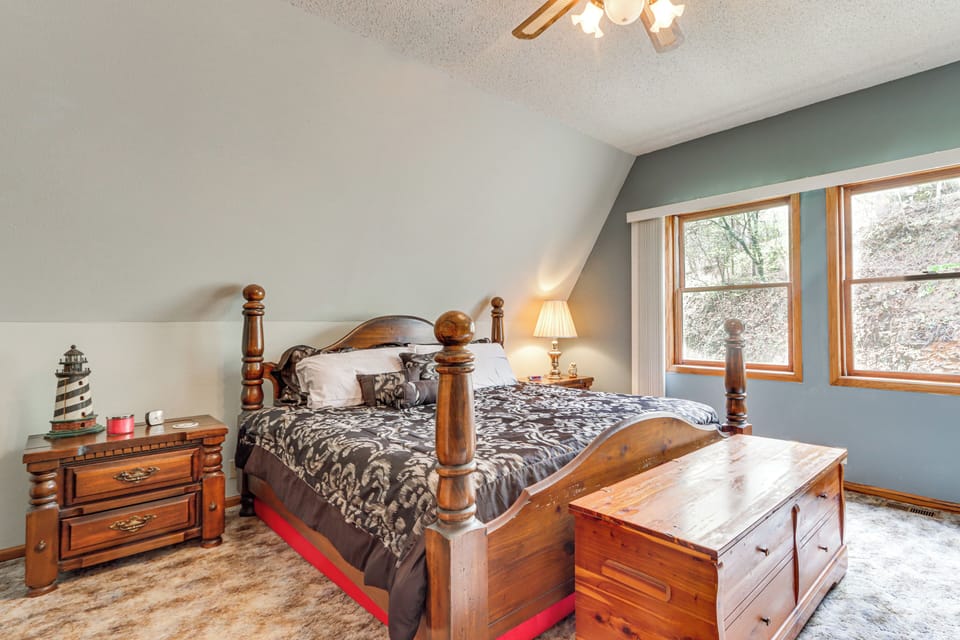Riverfront Baxter Springs Home w/ Deck & Grill! Cottage in Baxter Springs