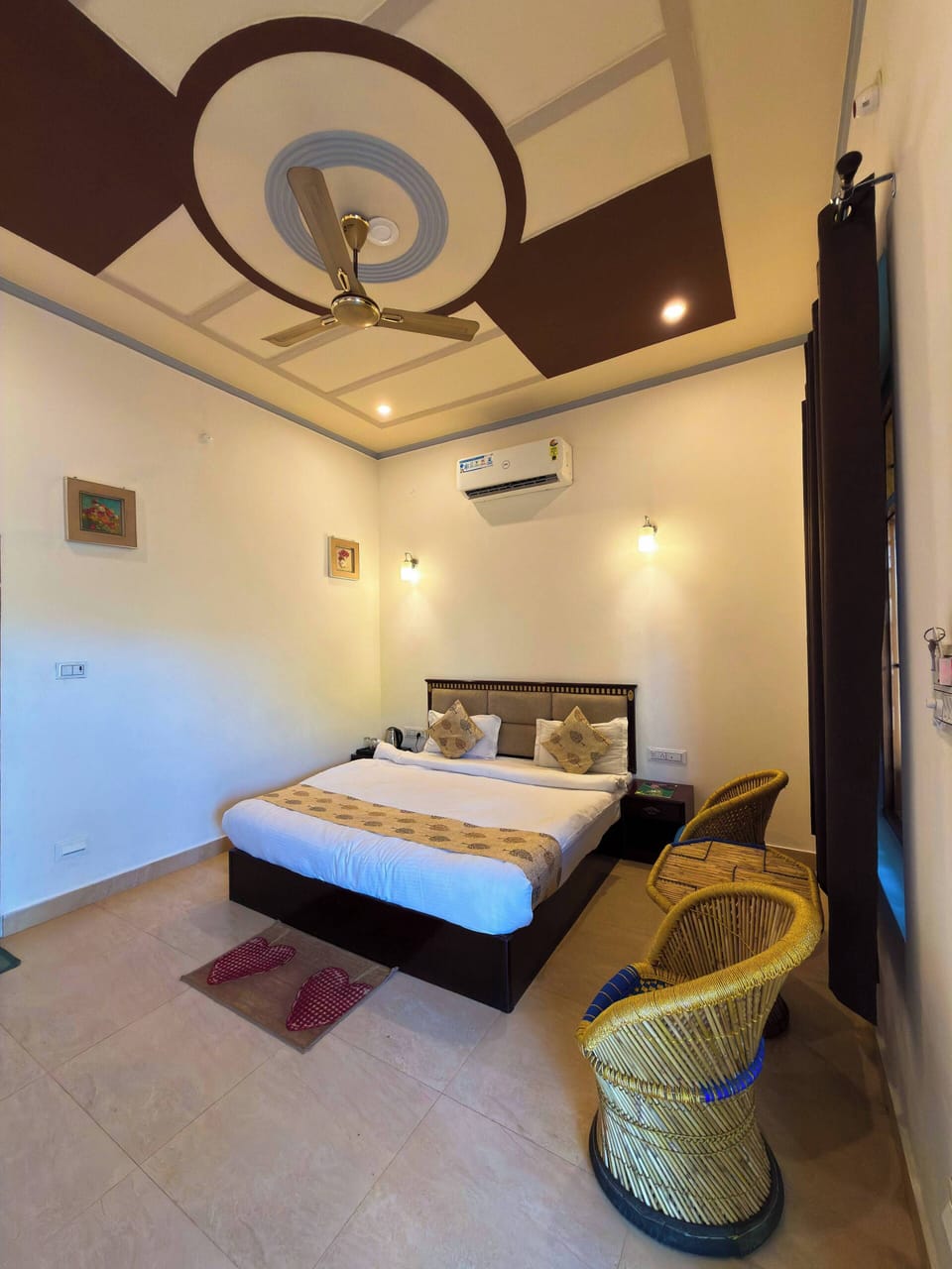 Deluxe Room | Hypo-allergenic bedding available, blackout drapes, WiFi (free)
