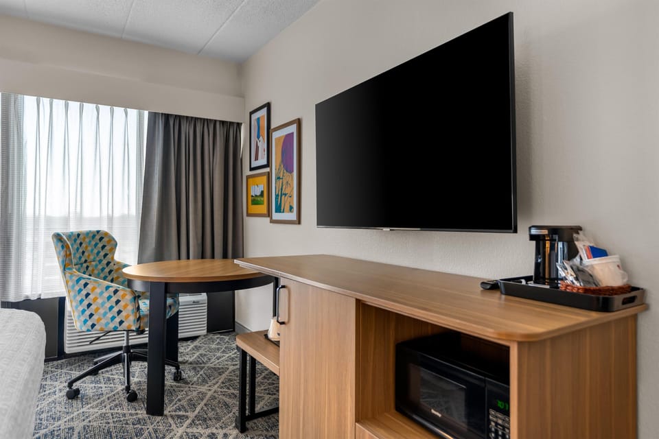 Room, 1 King Bed, Accessible, Non Smoking | In-room safe, desk, iron/ironing board, free WiFi