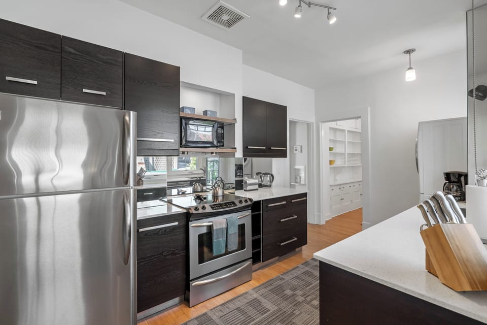 Deluxe Apartment | Private kitchen | Full-size fridge, microwave, oven, stovetop