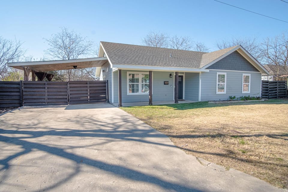 House | 3 bedrooms, desk