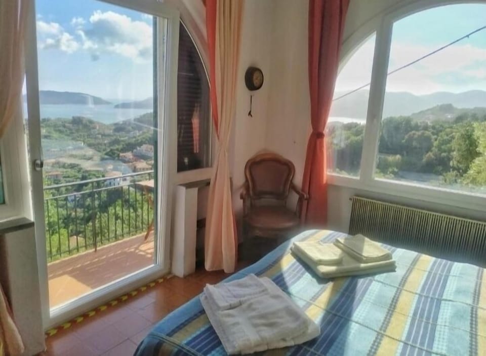 Room | 1 bedroom, premium bedding, down comforters, desk