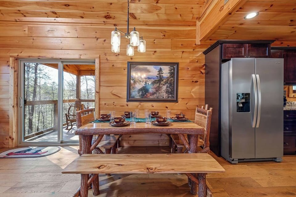 House, Multiple Beds, Hot Tub (Bobcat Lodge) | Private kitchen | Fridge, microwave, oven, stovetop