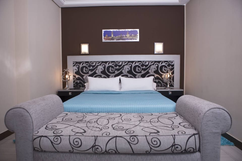 Premium bedding, minibar, laptop workspace, cribs (free)