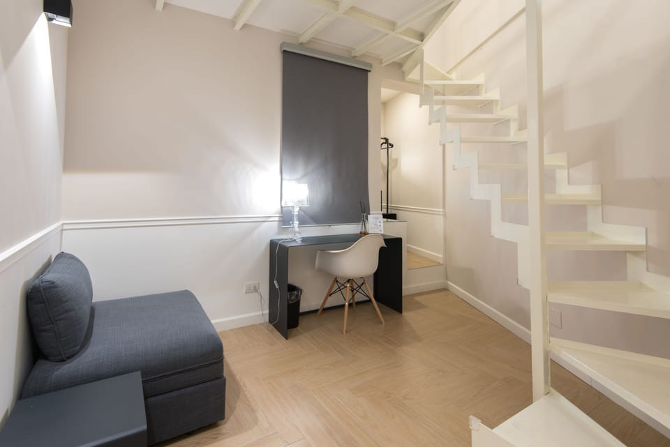 House | 6 bedrooms, desk