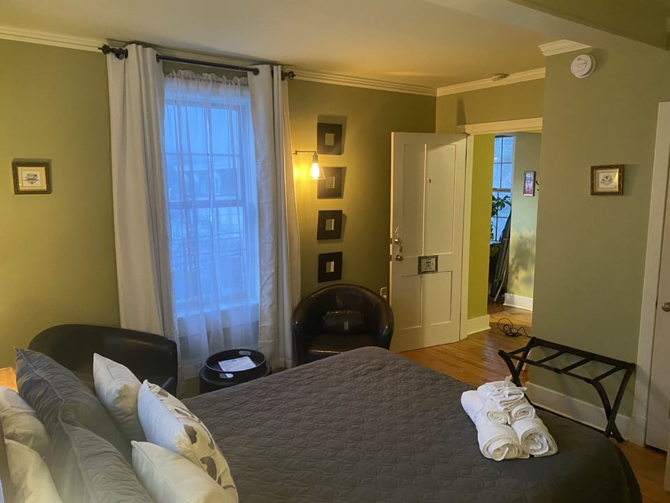 Classic Room, 1 Queen Bed, Mountain View (Wallace) | Individually decorated, individually furnished, iron/ironing board