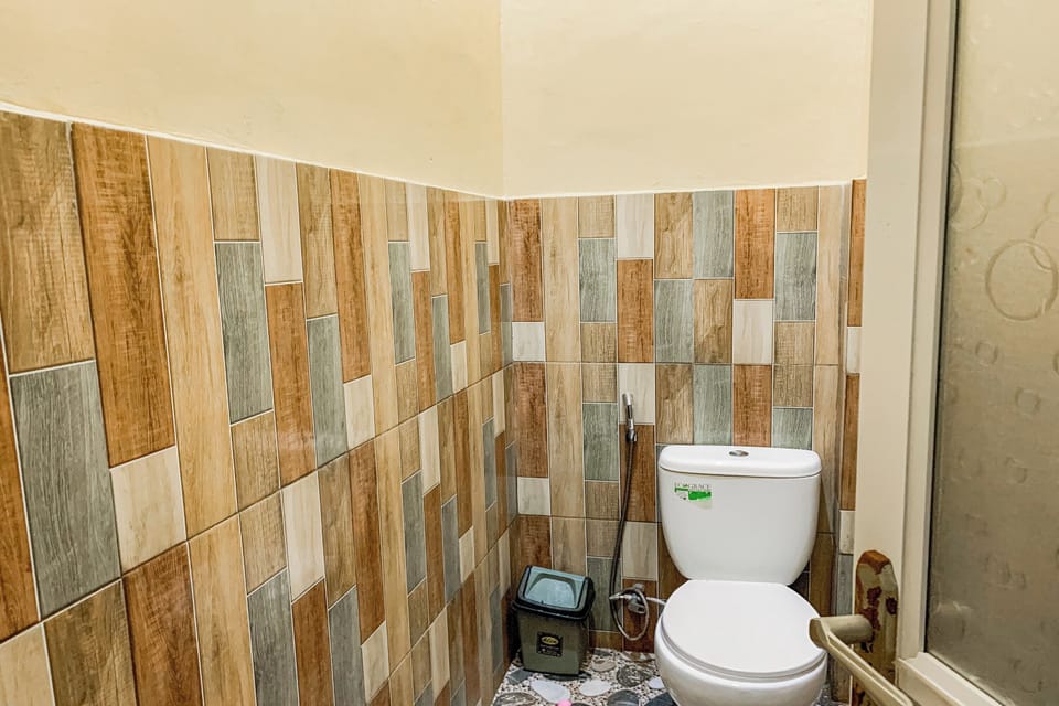 Standard Double Room | Bathroom | Shower, towels