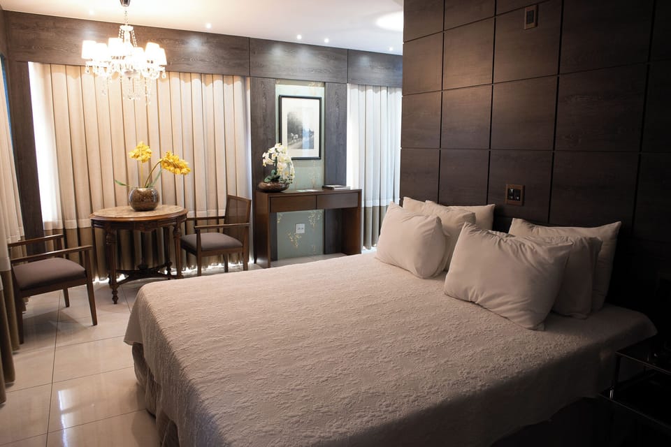 Presidential Room | Minibar, in-room safe, desk, laptop workspace