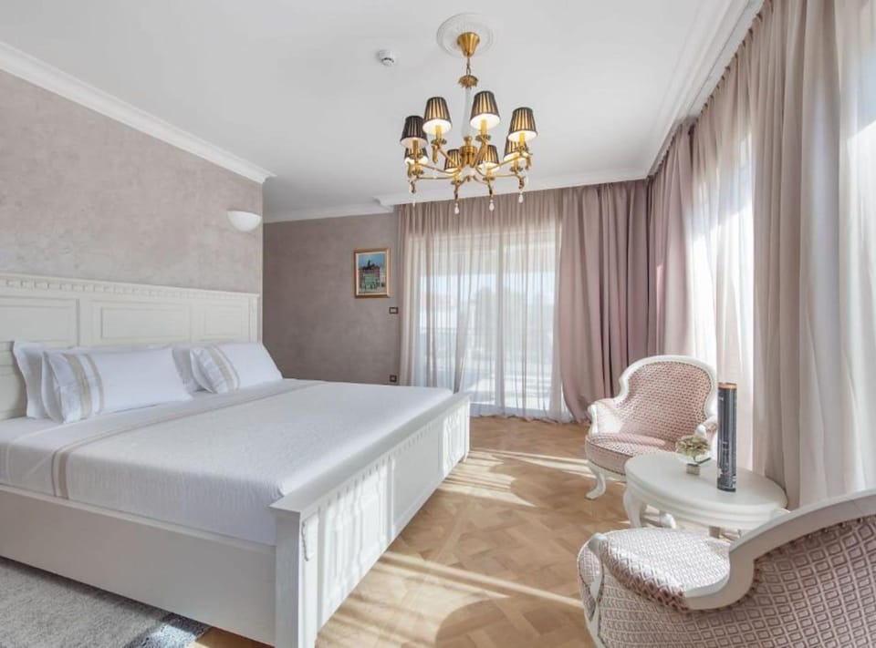 5 bedrooms, cribs/infant beds