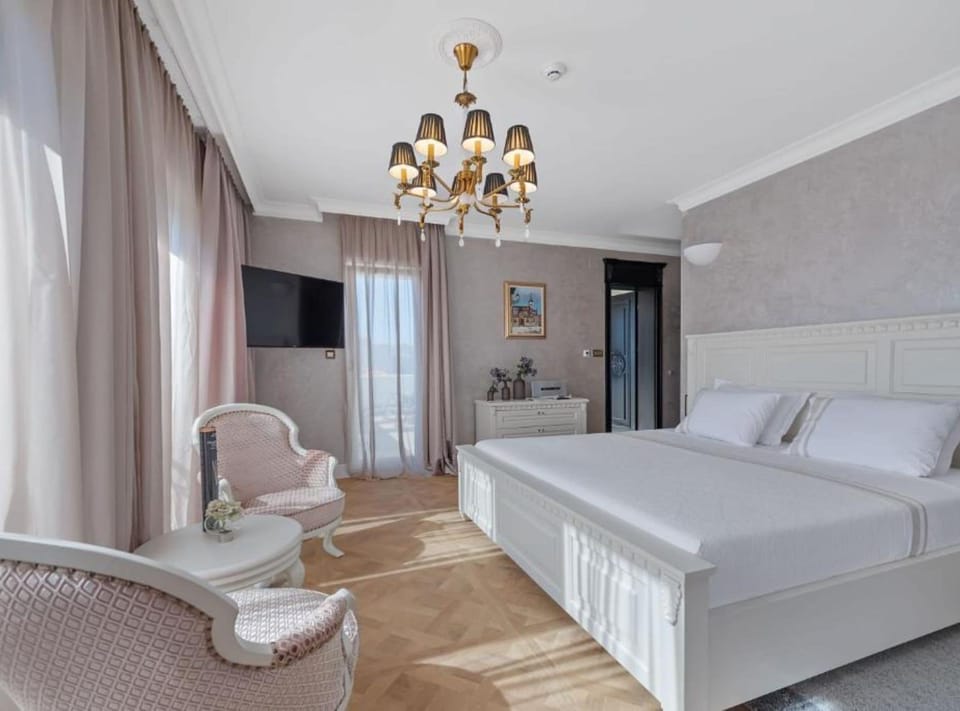 5 bedrooms, cribs/infant beds