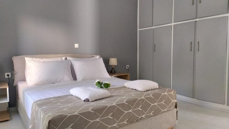 Apartment, Smoking | 3 bedrooms, desk, iron/ironing board