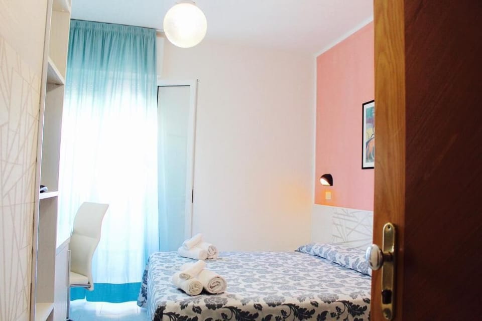 Hypo-allergenic bedding available, minibar, desk, bed sheets