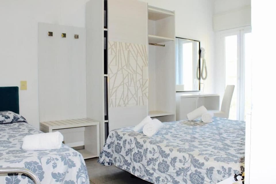 Tripla Standard Con Balcone | Hypo-allergenic bedding, minibar, desk, bed sheets