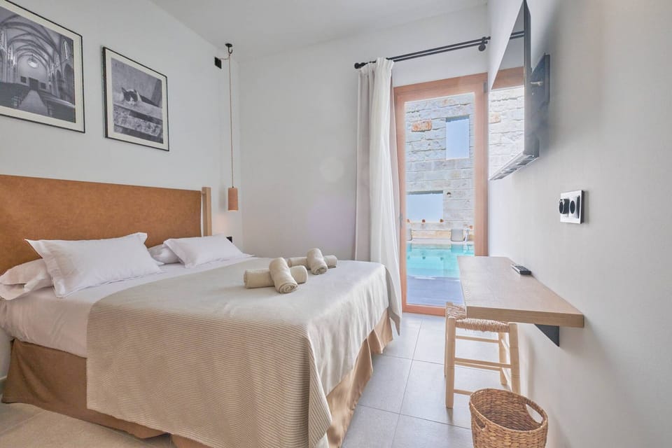 Superior Double Room, Ensuite, Pool View (Con salida a piscina) | Room amenity