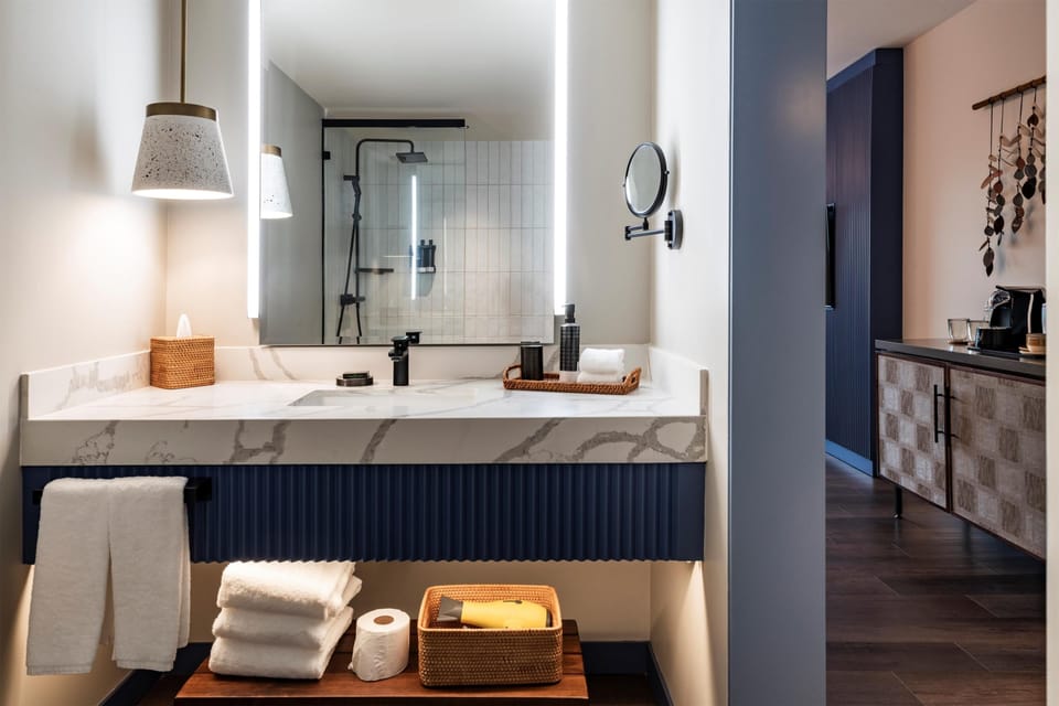 King Room | Bathroom | Shower, rainfall showerhead, hair dryer, slippers