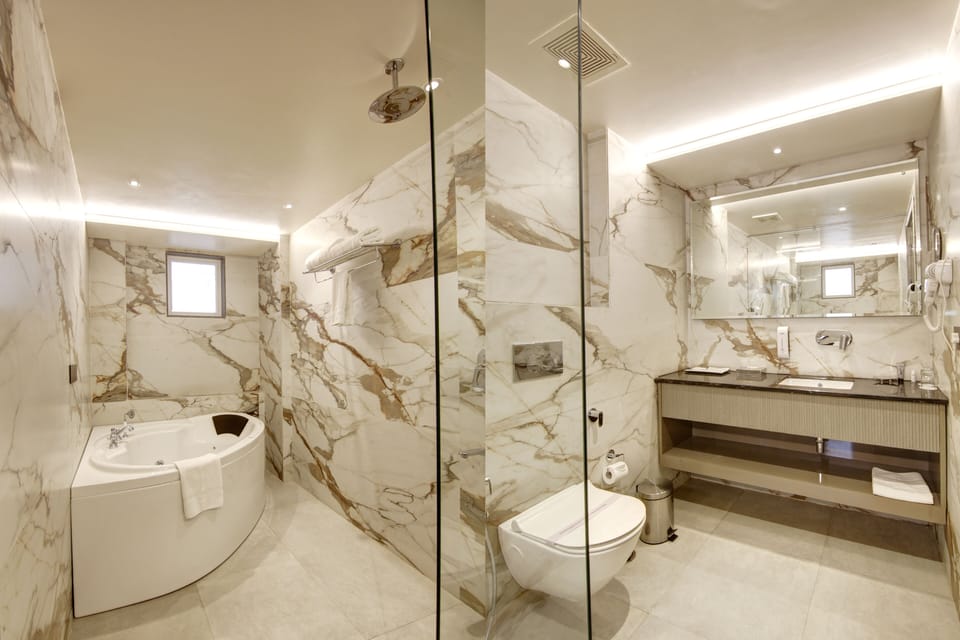 Standard Double Room, 1 Bedroom, Non Smoking, City View | Bathroom | Slippers