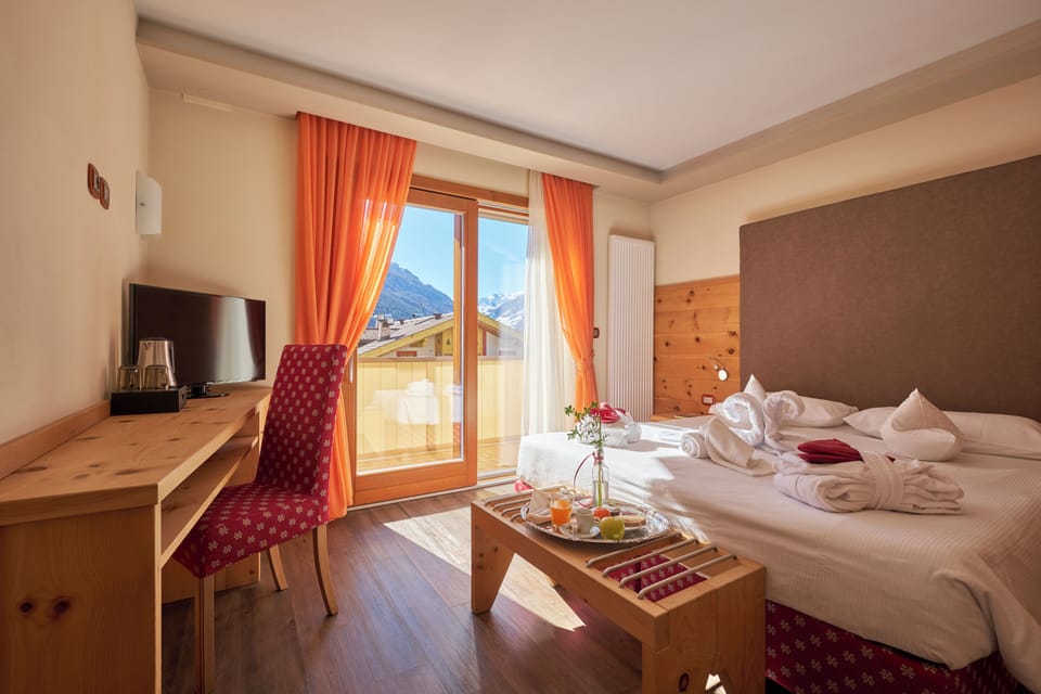 Suite | Premium bedding, down comforters, in-room safe, desk